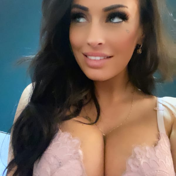 Petitequebecoise — Canadian OnlyFans creator
